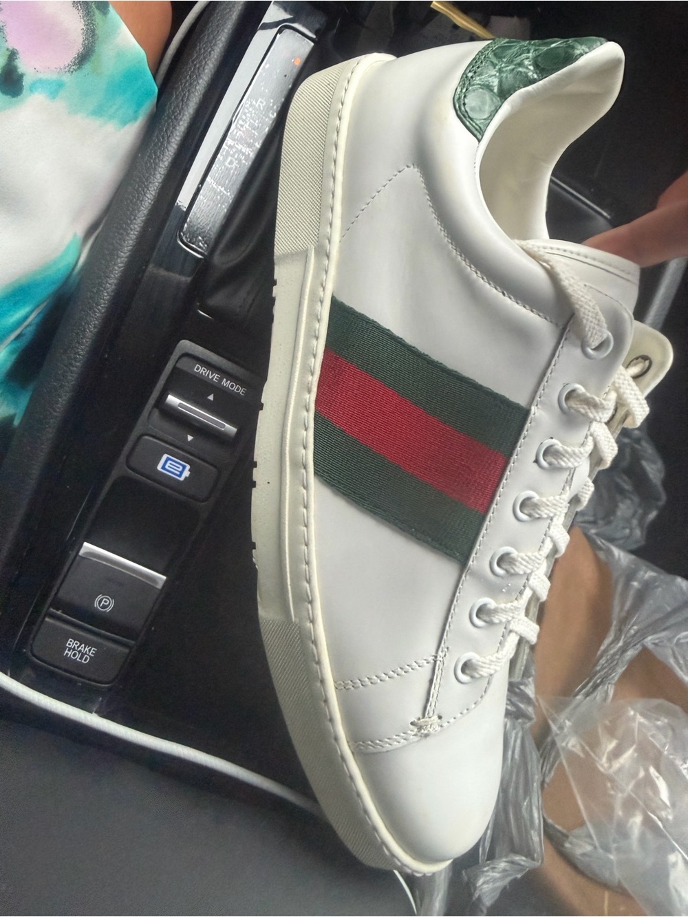 Gucci White Leather Low-Top Sneaker with Green and Red Web